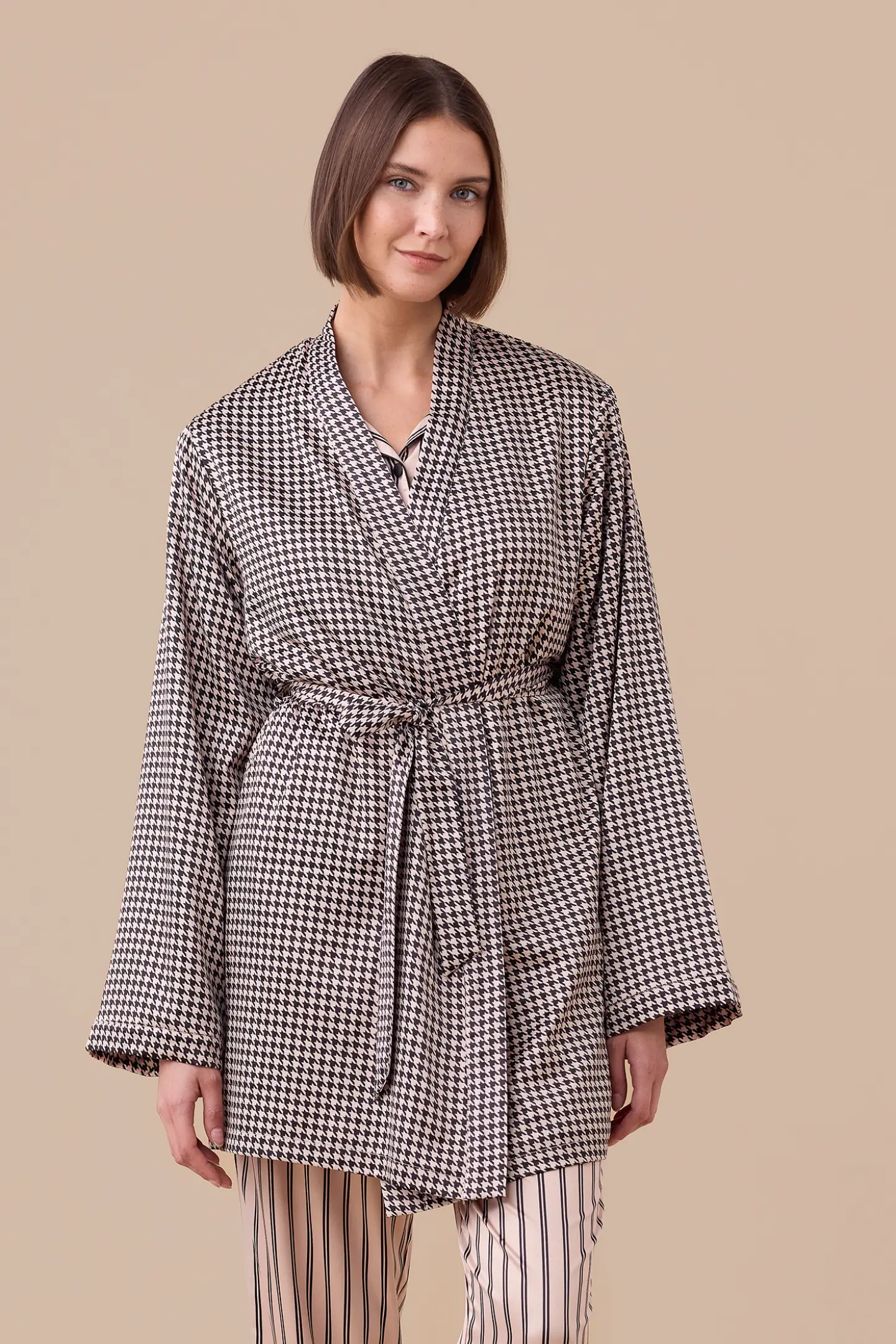 Vestaglia donna in raso articolo poule.