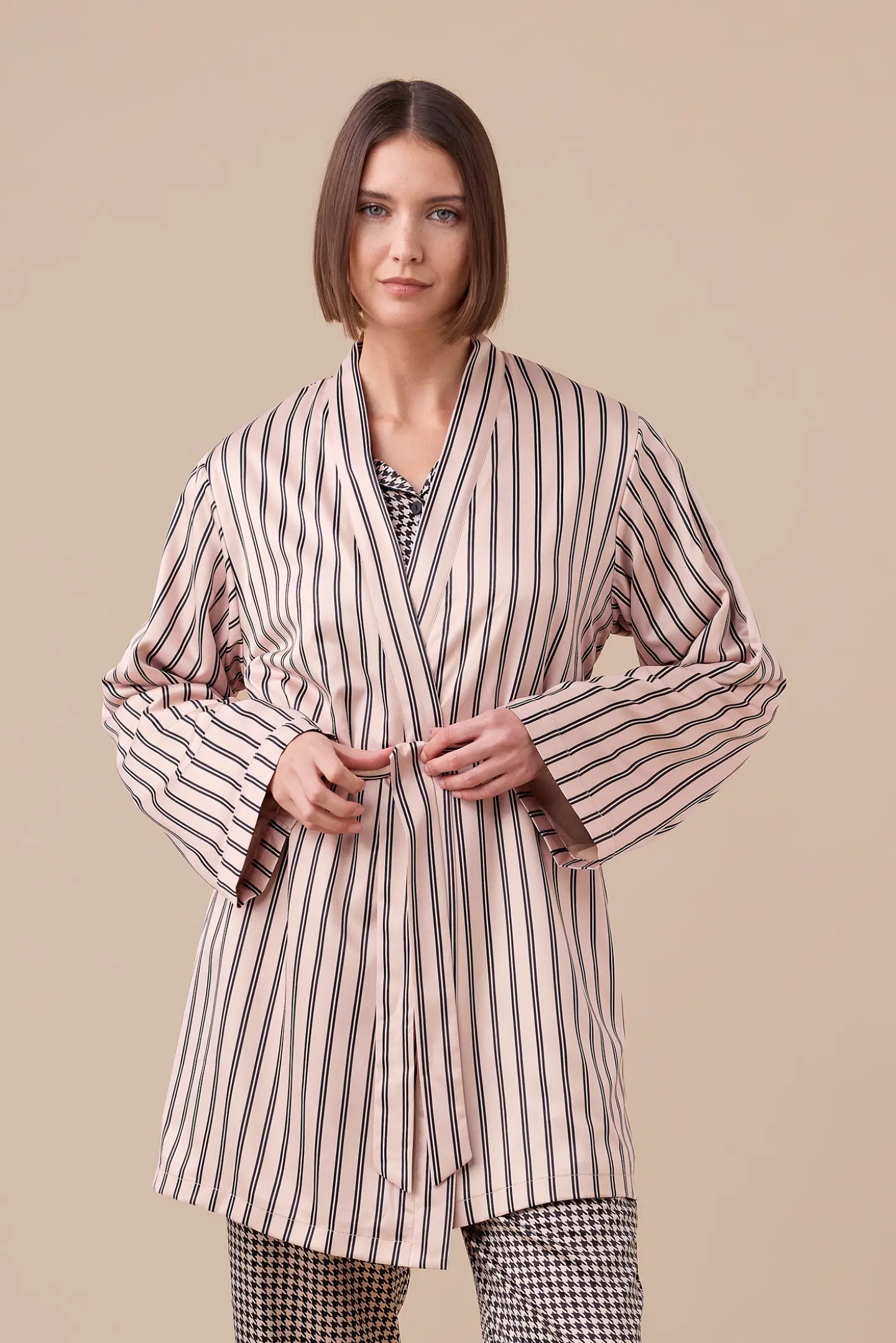Vestaglia donna in raso articolo poule.